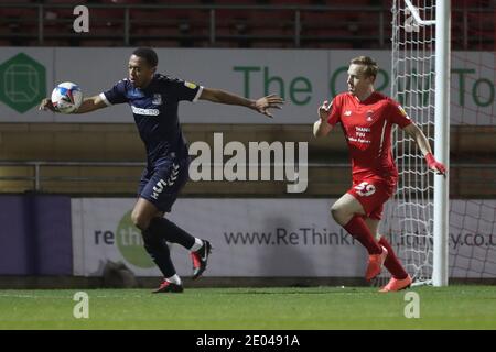 Londres, Royaume-Uni. 29 décembre 2020. Danny Johnson de Leyton Orient et Shaun Hobson de Southend se sont Unis pendant le match Sky Bet League 2 au Breyer Group Stadium, Londres photo par Ben Peters/Focus Images/Sipa USA 29/12/2020 crédit: SIPA USA/Alay Live News Banque D'Images