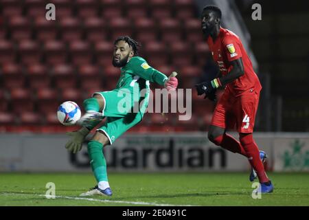 Londres, Royaume-Uni. 29 décembre 2020. Ousseynou Cisse de Leyton Orient observe le gardien de but Lawrence Vigoroux lors du match Sky Bet League 2 au Breyer Group Stadium, Londres photo de Ben Peters/Focus Images/Sipa USA 29/12/2020 crédit: SIPA USA/Alay Live News Banque D'Images