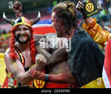 KAZAN, RUSSIE 6 juillet 2018 : les supporters belges célèbrent leur victoire lors du match de football quart de finale de la coupe du monde de Russie 2018 entre le Brésil et Banque D'Images