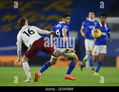 Brighton et Hove, Royaume-Uni. 29 décembre 2020. Brighton et Hove Albion Neal Maupay s'éloignent de Rob Holding d'Arsenal lors du match de la Premier League au stade de la communauté American Express, Brighton et Hove Picture par Daniel Hambury/Focus Images/Sipa USA 29/12/2020 Credit: SIPA USA/Alay Live News Banque D'Images