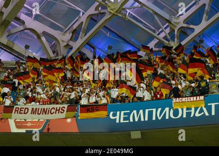 SOTCHI, RUSSIE-23 JUIN 2018 les fans de l'Allemagne applaudissent leur équipe bien-aimée en brandant des drapeaux lors du match de football du Groupe F de la coupe du monde de Russie 2018 entre GE Banque D'Images