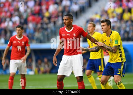 SAINT-PÉTERSBOURG, RUSSIE - 3 juillet 2018 : Manuel Akanji (L) de Suisse et Victor Lindelöf de Suède lors de la coupe du monde de la FIFA 2018 Russie Round de 16 Banque D'Images