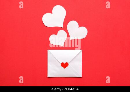Lettre Valentin et coeur blanc sur fond rouge. Banque D'Images