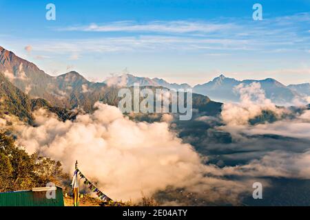 Vue sur les montagnes de l'Himalaya paysage sur le trek de Panggom à Ramanila Dande près de Ningsaw il est sur la route de trekking à Mera pic au Népal. Banque D'Images