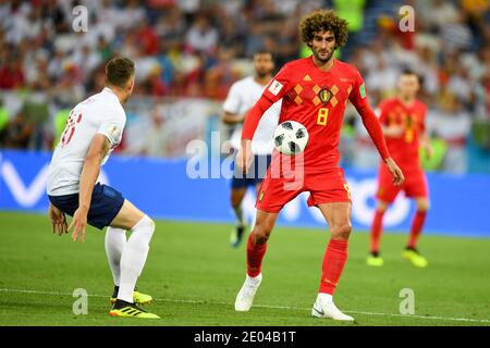 KALININGRAD, RUSSIE 28 juin 2018 Phil Jones (L) d'Angleterre contre Marouane Fellaini de Belgique lors de la coupe du monde de la FIFA 2018 Russie groupe G match entre Banque D'Images