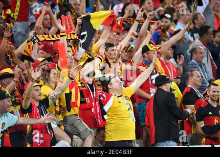 KALININGRAD, RUSSIE 28 juin 2018 les supporters belges applaudissent au match de football du groupe G de la coupe du monde de Russie 2018 entre l'Angleterre et la Belgique Banque D'Images