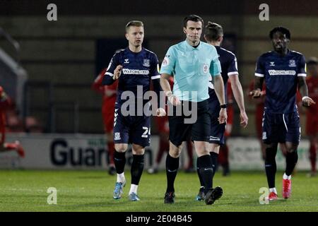 Londres, Royaume-Uni. 29 décembre 2020. Arbitre, Craig Hicks lors du match Sky Bet League 2 entre Leyton Orient et Southend Unis au Breyer Group Stadium, Londres, Angleterre, le 29 décembre 2020. Photo de Carlton Myrie/Prime Media Images. Crédit : Prime Media Images/Alamy Live News Banque D'Images