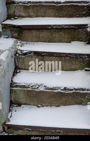 L'escalier en pierre est recouvert de neige. Concept, l'hiver est arrivé, prudemment glissant. Photo de haute qualité Banque D'Images