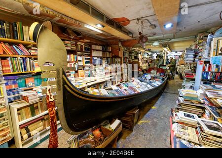 Libraria Acqua Alta, librairie d'époque à Venise, Italie Banque D'Images