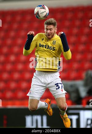 Nathan Collins de Stoke City s'échauffe avant le match du championnat Sky Bet au stade bet365, Stoke. Banque D'Images