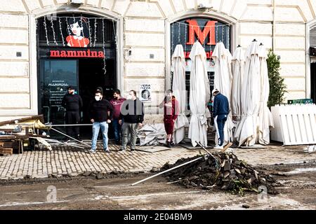 Naples, Italie. 29 décembre 2020. Danni della mareggiata sul lungomare di Napoli durante Mareggiata Lungomare, News in Naples, Italia, 29 diciembre 2020 crédit: Independent photo Agency/Alay Live News Banque D'Images