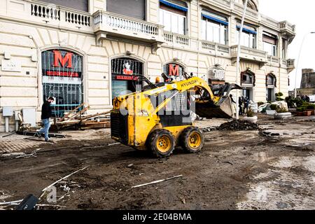 Naples, Italie. 29 décembre 2020. Danni della mareggiata sul lungomare di Napoli durante Mareggiata Lungomare, News in Naples, Italia, 29 diciembre 2020 crédit: Independent photo Agency/Alay Live News Banque D'Images