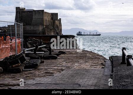 Naples, Italie. 29 décembre 2020. Danni della mareggiata sul lungomare di Napoli durante Mareggiata Lungomare, News in Naples, Italia, 29 diciembre 2020 crédit: Independent photo Agency/Alay Live News Banque D'Images