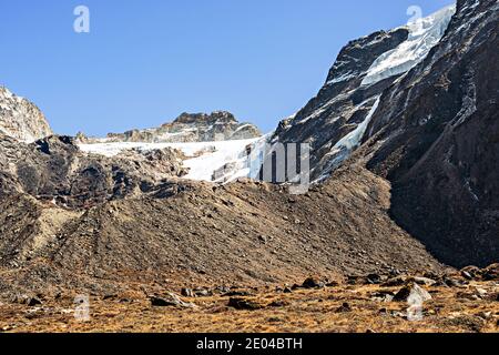Vue sur le paysage près de Khare sur la route de trekking à Mera Peak. Banque D'Images