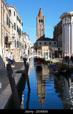 Rio de San Barnaba canal dans le sestiere de Dorsoduro avec clocher de l'église San Barnaba en arrière-plan, Venise, Italie Banque D'Images