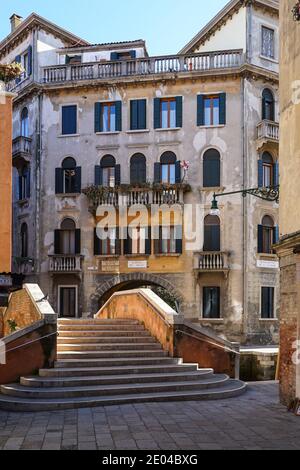 Vieilles maisons vénitiennes traditionnelles autour du pont du canal de Ponte à Venise, en Italie Banque D'Images