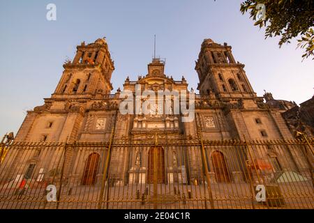 Place de la Constitution Zocalo et cathédrale métropolitaine au centre historique de Mexico CDMX, Mexique. Le centre historique de Mexico est un monde de l'UNESCO Banque D'Images