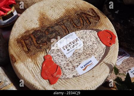 Turin, Piémont, Italie. -10-22-2010- le salon de l'alimentation 'Sund del Gusto'. Assaisonné dans des grottes naturelles de fromage Testun. Banque D'Images