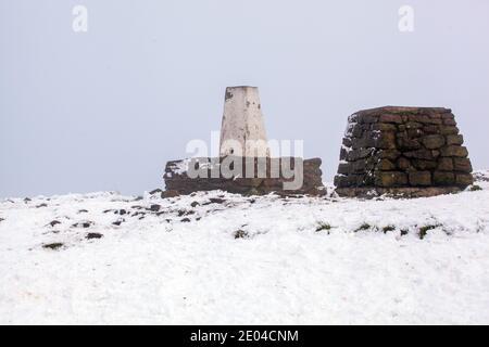 Point de trig ou point de triangulation sur le sommet de Bosley Cloud près de Congleton Cheshire dans la neige d'hiver et ciel bleu Banque D'Images