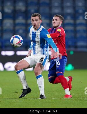 Harry Toffolo de Huddersfield Town (à gauche) et Harvey Elliott de Blackburn Rovers se battent pour le ballon lors du match du championnat Sky Bet au stade John Smith, Huddersfield. Banque D'Images