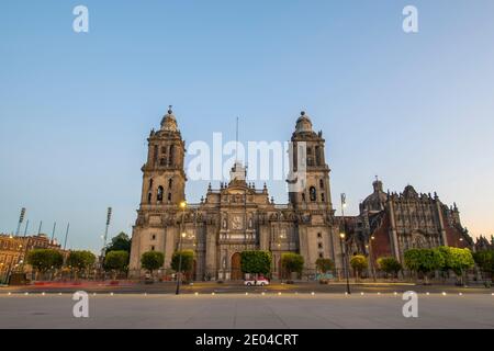 Place de la Constitution Zocalo et cathédrale métropolitaine au centre historique de Mexico CDMX, Mexique. Le centre historique de Mexico est un monde de l'UNESCO Banque D'Images