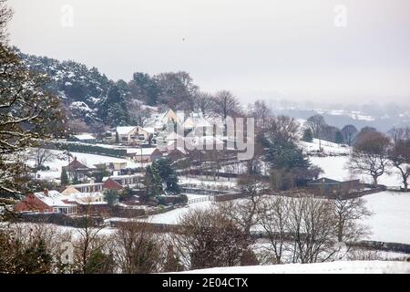 Le village de Cheshire ou le hameau de Timbersbrook près de Congleton dans la neige pendant un hiver rigoureux Banque D'Images