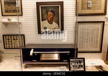 Le Hank Aaron Childhood Home and Museum présente des souvenirs de la vie du joueur de baseball, le 23 août 2017, à Mobile, Alabama. Banque D'Images