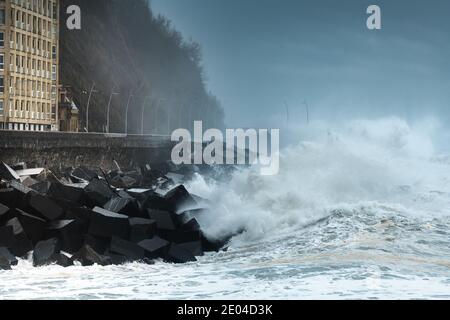 Vagues se brisant sur la nouvelle Promenade de San Sebastian pendant la tempête Bella, Espagne Banque D'Images