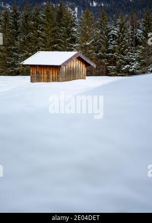 cabane en bois dans une forêt enneigée d'hiver Banque D'Images