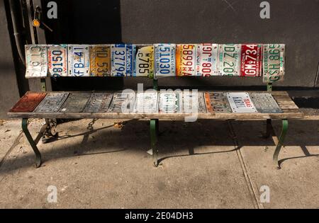 banc fabriqué à partir de plaques d'immatriculation de voiture devant Brooklyn Ice House, New York Banque D'Images