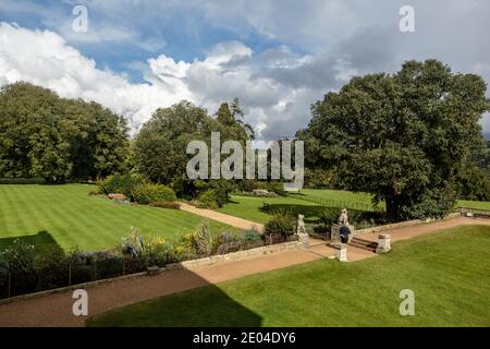 Gounds of Basildon Park House à Berkshire, Angleterre, une maison de campagne classée de catégorie I, conçue par John Carr de York. Banque D'Images