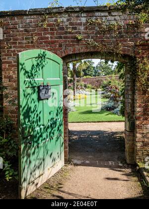 Porte au jardin clos de l'abbaye de Calke, une maison de campagne classée au début du XVIIIe siècle près de Tickelall, Derbyshire, Angleterre, Royaume-Uni Banque D'Images