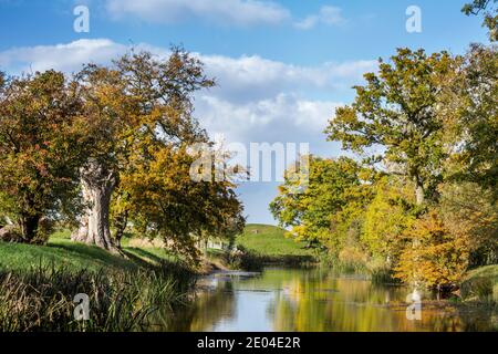 Jardin d'eau d'Elizabethan près de Lyveden New Bield, une magnifique maison d'été élisabéthaine inachevée dans l'est du Northamptonshire, en Angleterre. Banque D'Images