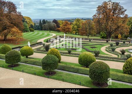 Les jardins du manoir de Waddesdon, maison de campagne dans le village de Waddesdon, dans le Buckinghamshire, en Angleterre. Banque D'Images