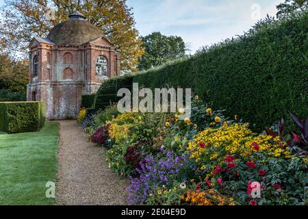Maison d'été Tudor en brique rouge dans le jardin du Vyne, avec l'un des plus anciens dômes néo-classiques d'Angleterre.