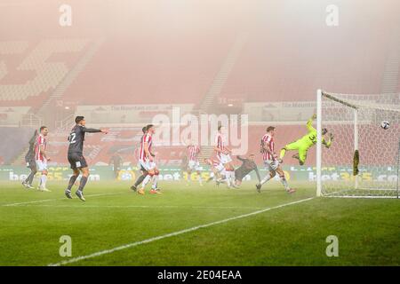 STOKE SUR TRENT, ANGLETERRE. 29 DÉCEMBRE James Chester (12) de Stoke City marque son propre but lors du match de championnat Sky Bet entre Stoke City et la forêt de Nottingham au stade Britannia, Stoke-on-Trent, le mardi 29 décembre 2020. (Credit: Jon Hobley | MI News) Credit: MI News & Sport /Alay Live News Banque D'Images