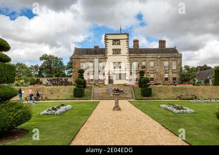 La maison et les jardins de Canons Ashby, un manoir élisabéthain situé à Canons Ashby, dans le Northamptonshire, en Angleterre. Banque D'Images