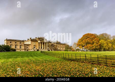 Les jardins et la façade avant de Stourhead House en automne, Wiltshire, Angleterre, Royaume-Uni Banque D'Images