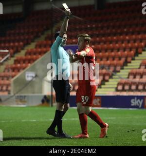 Londres, Royaume-Uni. 29 décembre 2020. Danny Johnson de Leyton Orient est réservé par l'arbitre Craig Hicks lors du match Sky Bet League 2 au Breyer Group Stadium, Londres photo par Ben Peters/Focus Images/Sipa USA 29/12/2020 crédit: SIPA USA/Alay Live News Banque D'Images