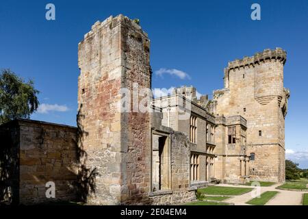 Château de Belsay, tour de pelure du XIVe siècle, et plus tard bâtiments domestiques, dans le domaine de Belsay Hall, Northumberland, Angleterre, Royaume-Uni Banque D'Images