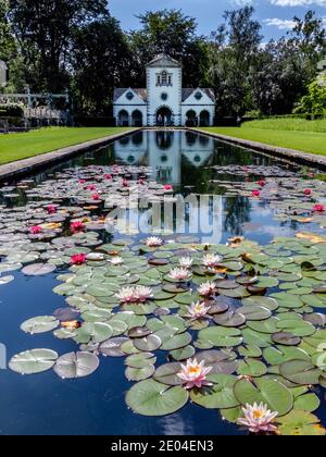 The PIN Mill & Water Lily Pond at Bodnant Garden, situé en face de Conwy Valley, pays de Galles, Royaume-Uni. Banque D'Images