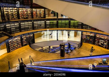 Intérieur de la bibliothèque de Birmingham à Noël. Centenaire Square, Birmingham, Angleterre, Royaume-Uni Banque D'Images