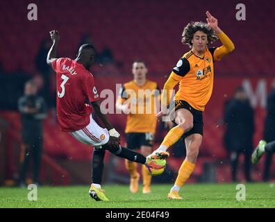 Eric Bailly (à gauche) de Manchester United et Fabio Silva de Wolverhampton Wanderers se battent pour le ballon lors du match de la Premier League à Old Trafford, Manchester. Banque D'Images