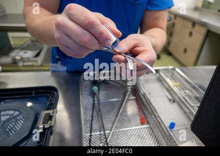 dans un service de stérilisation d'un hôpital, les joints des instruments chirurgicaux sont huilés Banque D'Images