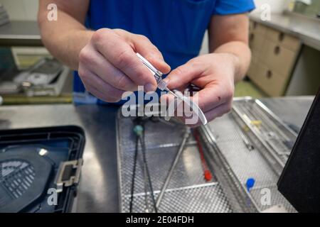 dans un service de stérilisation d'un hôpital, les joints des instruments chirurgicaux sont huilés Banque D'Images