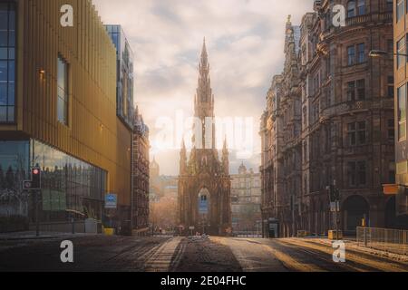 Vue sur le monument Sir Walter Scott à Édimbourg, le matin de l'hiver, lorsque la lumière dorée traverse. Banque D'Images