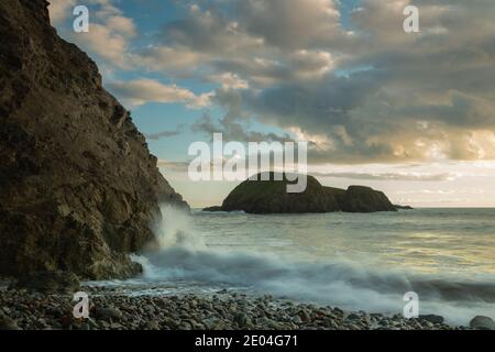 Paysages époustouflants sur la côte Cooper d'Irlande. Côte protégée par l'UNESCO pour la biodiversité des animaux et des minéraux. Banque D'Images