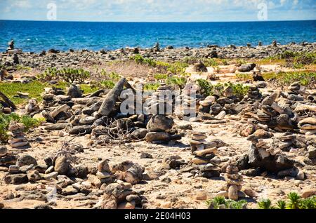 cairn à la mer des caraïbes, île de bonaire, antilles abc île pays-bas, pierre par la mer, rochers sur la plage, art sur la plage Banque D'Images