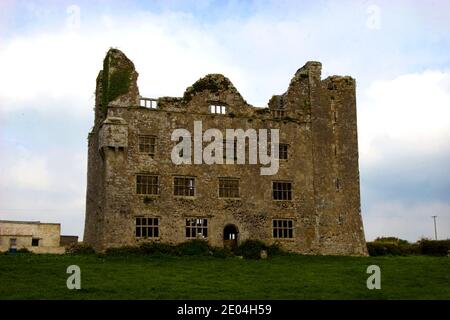 Bien en vue, au croisement des routes de Ballyvaughan, Kilfenora et Corofin, le château de Leamaneh est un impressionnant tas gothique collé sur une tour Banque D'Images