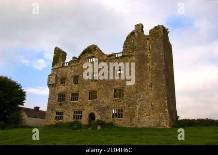 Bien en vue, au croisement des routes de Ballyvaughan, Kilfenora et Corofin, le château de Leamaneh est un impressionnant tas gothique collé sur une tour Banque D'Images